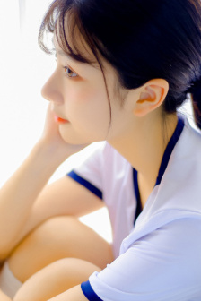 男女低头哭的视频